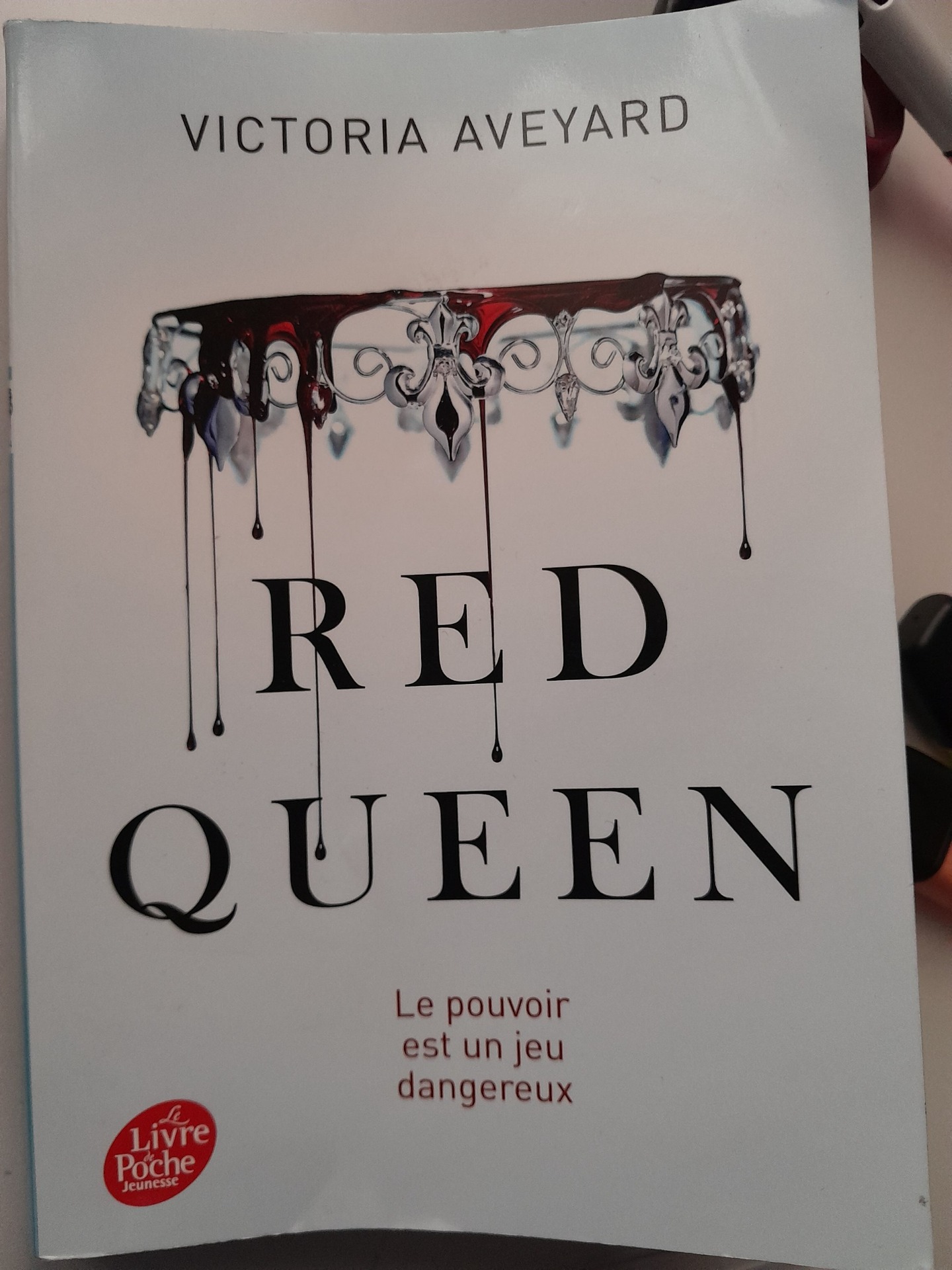 Red Queen (Victoria Aveyard) Un monde (entre parenthèses)